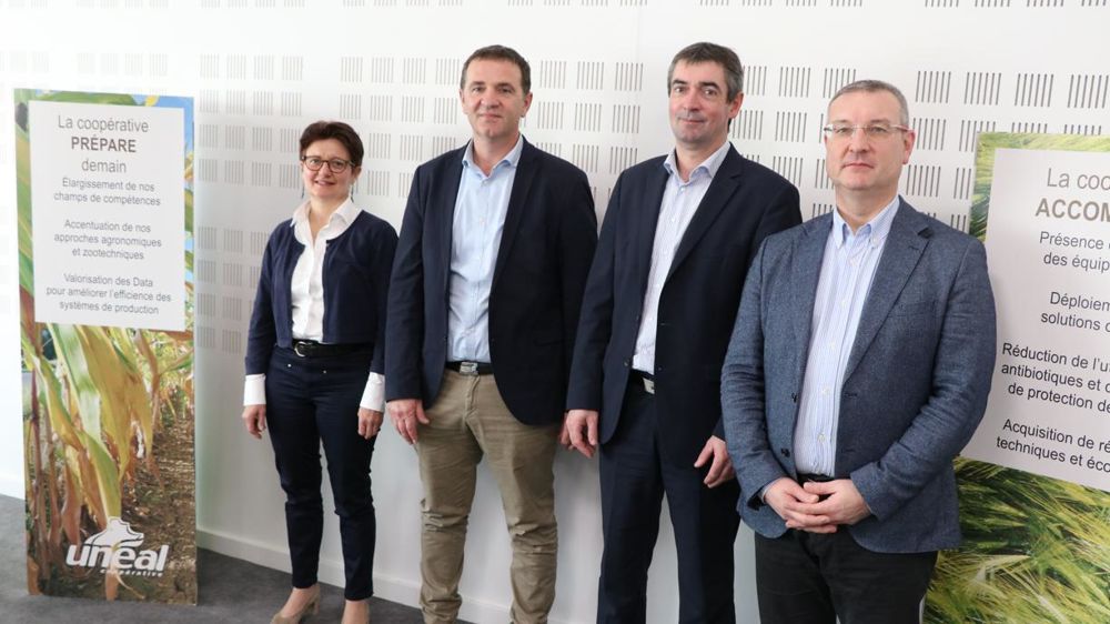 Bertrand Hernu, président d’Unéal, deuxième en partant de la droite : « L’achat des produits phyto et du conseil reviendra moins cher à chaque agriculteur. » De gauche à droite, Anne Vandenbossche et Laurent Bué, vice-présidents, Bertrand Hernu, président, et Cédric Cogniez, directeur. © Blandine Cailliez